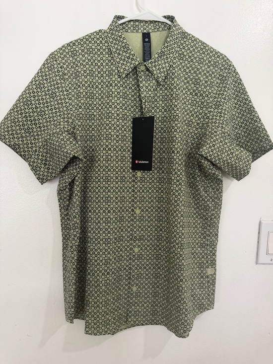 lululemon athletica Men’s Short Sleeve Olive Geo Print Shirt - Picture 2 of 5
